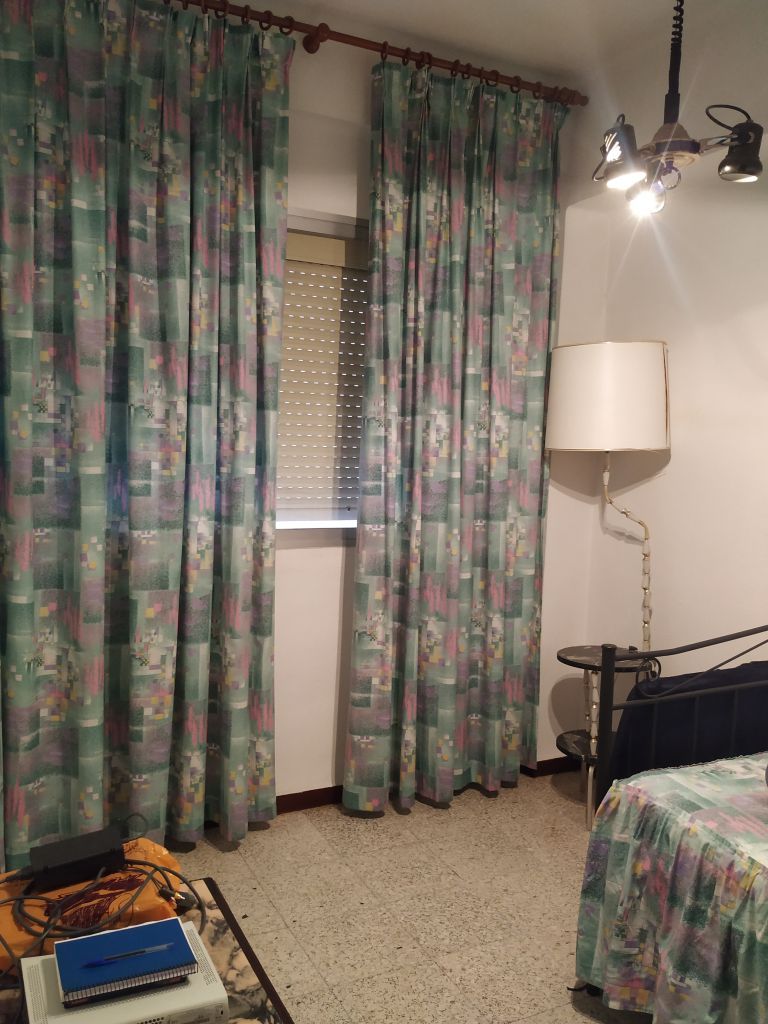Dormitorio secundario con cortinas antes de la reforma
