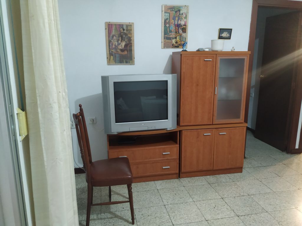 Salón con tele antigua